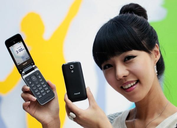 Samsung'dan giriş seviyesi için yeni kapaklı telefon; SHW-A300
