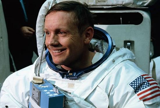 Aya ilk ayak basan insan Neil Armstrong, hayatını kaybetti