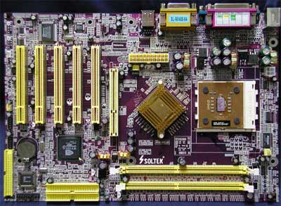 Tek kanallı Soltek SL-NV400-64 (nForce2-400) Çift kanallı ASUS A7N8X Deluxe'ün önünde !
