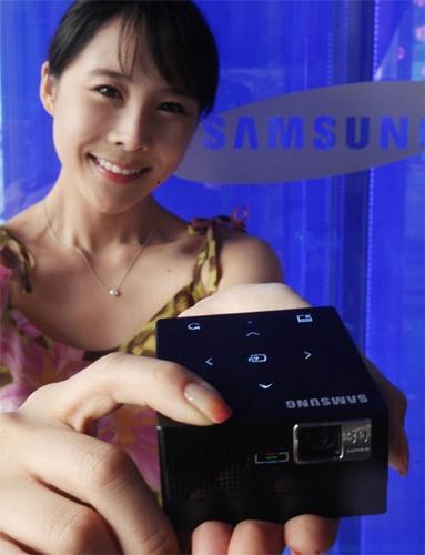 Samsung'dan led lambalı mini projektör; SP-H03