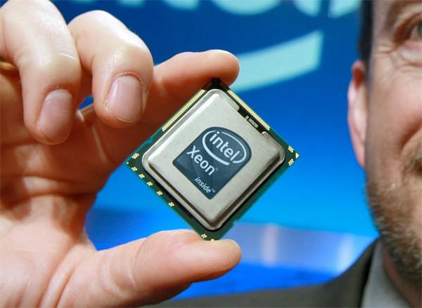 Intel 3.46GHz'de çalışan 6 çekirdekli Xeon W3690 işlemcisini hazırlıyor