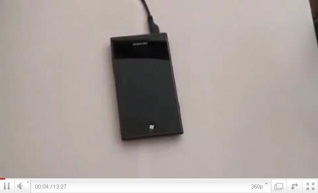 Windows Phone 7 işletim sistemli Samsung i8700 Omnia 7 tekrar kamera karşısında
