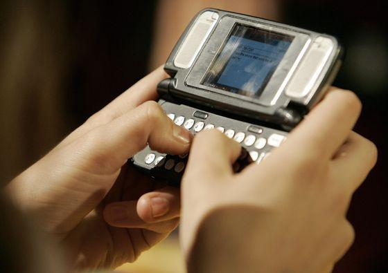 Cep telefonu kullanıcıları yıl sonunda 6.1 trilyon mesaj atmış olacak