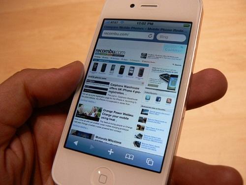 Üçüncü kez ertelenen beyaz iPhone 4, iptal mi edildi ?