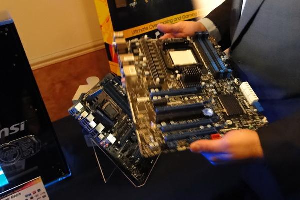 AMD'nin Bulldozer işlemcileri için hazırlanan ilk anakart göründü: İşte MSI'ın 990FX çipsetli yeni anakart