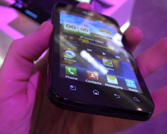 LG Optimus Black'in arka kapağı, kullanıcı zevkine göre değiştirilebilecek