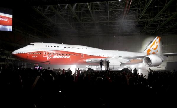 Boeing dünyanın en uzun yolcu uçağını tanıttı: 747-8 Intercontinental