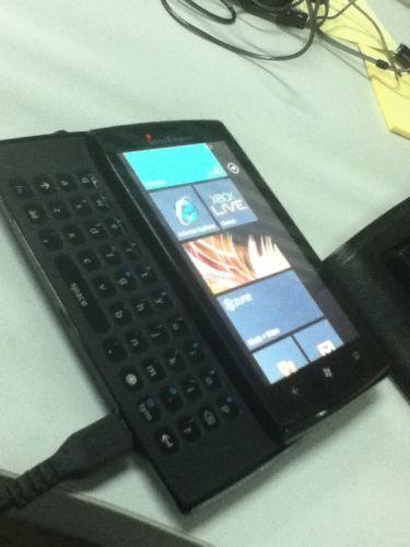 Windows Phone 7'li ve QWERTY klavyeli Sony Ericsson prototipi kameraya yakalandı