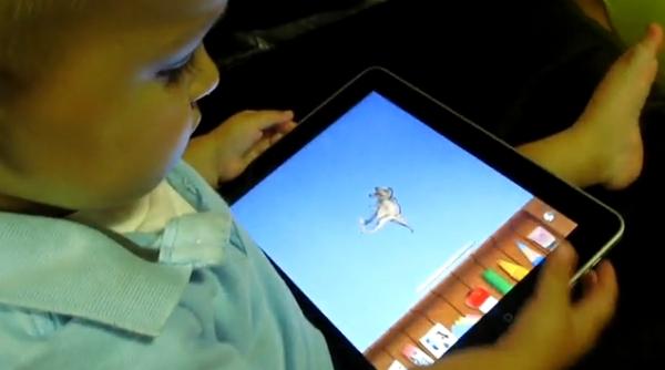 İki yaşındaki Bridger, iPad'in 