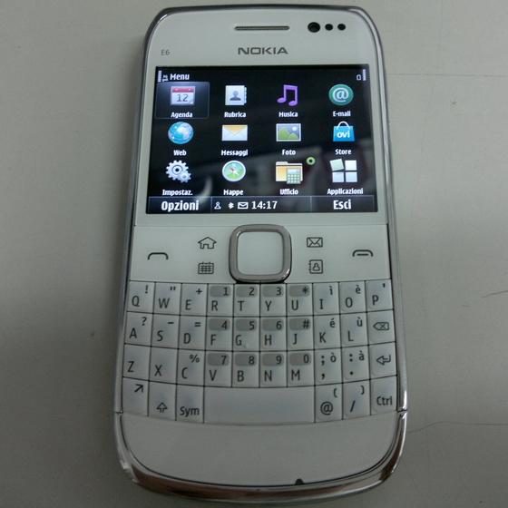 Beyaz renkli ve QWERTY klavyeli Nokia E6-00 kameralara poz verdi