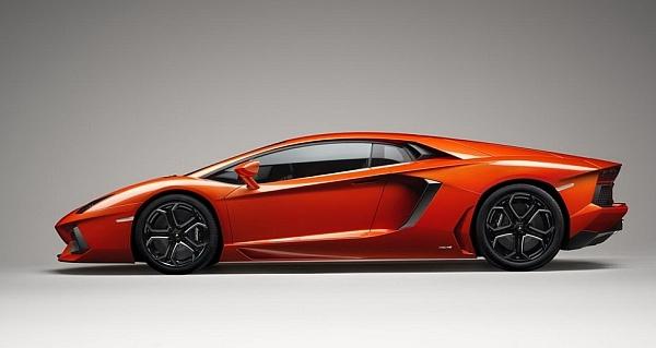 İşte Lamborghini Aventador'un resmi tanıtım filmi