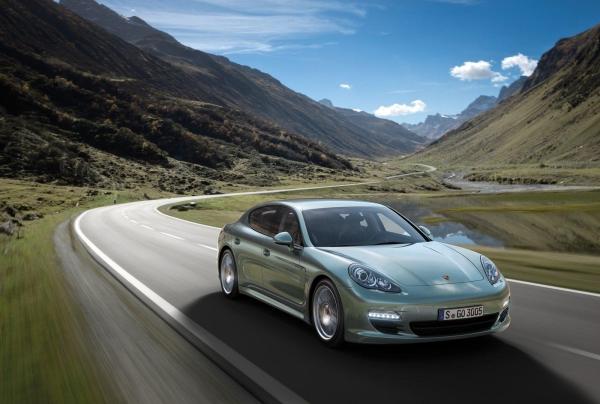 Lüks, hızlı ve tutumlu: Porsche Panamera Dizel tam depo yakıt ile 1200 Km gidebiliyor