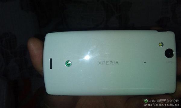 Sony Ericsson Xperia Arc'ın beyaz renkli versiyonu internette boy gösterdi