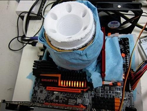 Intel'in 6 çekirdekli Core i7-990X Extreme Edition işlemcisi 7030MHz'e hız aşırtıldı
