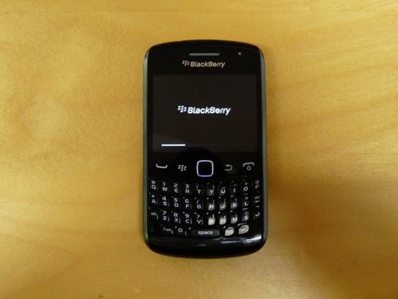 RIM'ın yeni telefonu BlackBerry Curve 9360 üzerindeki örtüler kaldırıldı