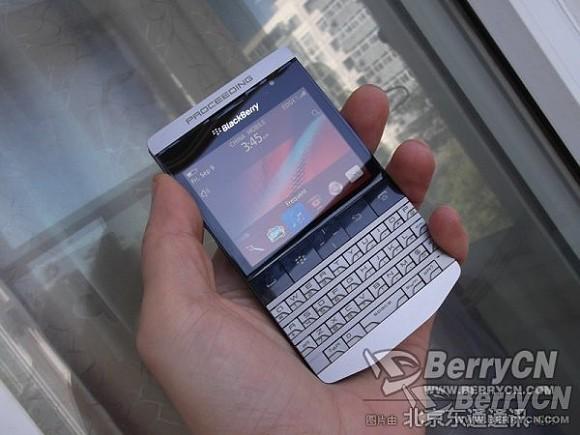 Sıra dışı tasarımıyla dikkat çeken BlackBerry Bold 9980 görüntülendi