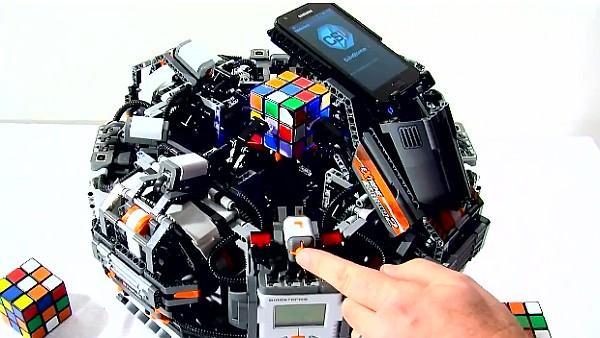 Galaxy S II'nin kontrolündeki robot 5 saniyede Rubik Küp çözüyor