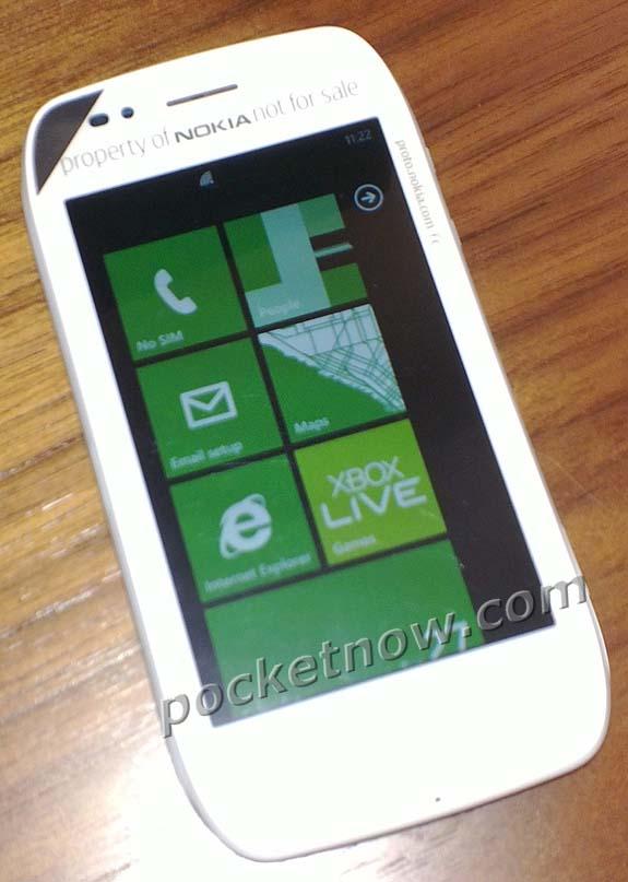 Windows Phone Mango'nun eşlik ettiği Nokia Sabre kamera karşısında