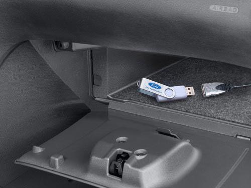 Ford USB Music Box aparatı AUX uyumlu alıcılara depolama birimlerinden müzik çalma ve şarj etme imkanı veriyor