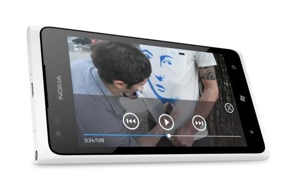 Beyaz renkli Nokia Lumia 900 için ön sipariş alımları başladı