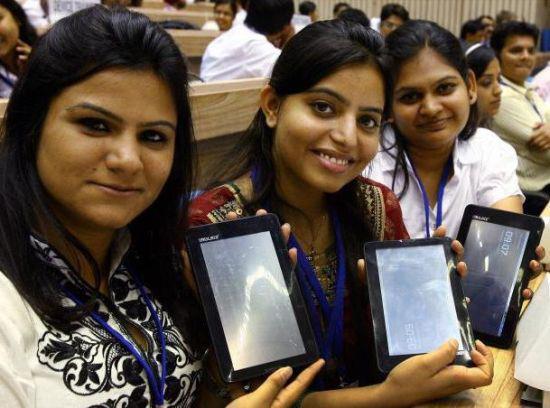 Dünyanın en ucuz tableti Aakash üretim sıkıntısı çekiyor