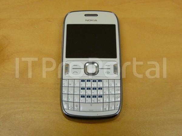 QWERTY klavyeli Nokia Asha 302'nin fotoğrafları ve bazı özellikleri internete sızdırıldı