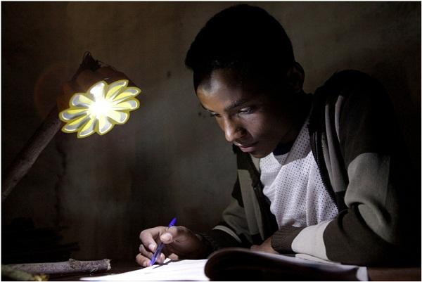 LittleSun güneş enerjili LED ampüller kırsal kesimde ucuz ışık imkanı sunuyor