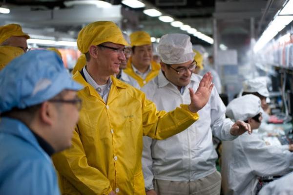 Apple tepe yöneticisi Foxconn'un iPhone fabrikasını gezdi