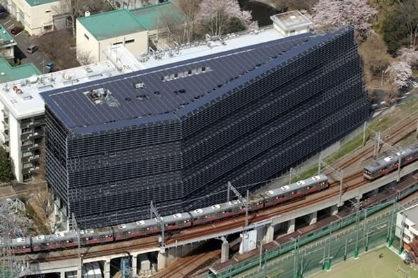 Tokyo Teknoloji Enstitüsü'nün yeni binası güneş panelleriyle örtülü