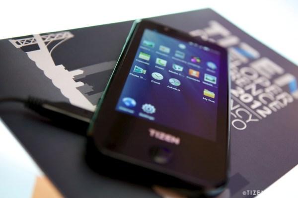 Samsung'un Tizen işletim sistemli geliştirici telefonu ortaya çıktı