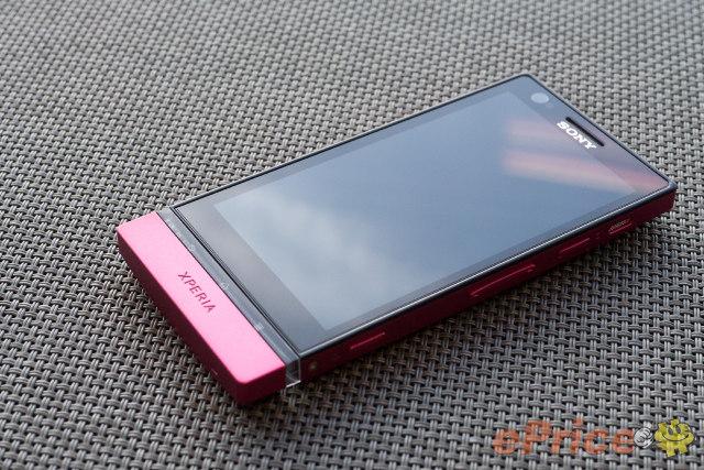 Pembe renkli Sony Xperia P'nin detaylı fotoğrafları internette paylaşıldı