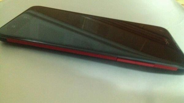 HTC'nin 5 inçlik Full HD telefon-tablet melezine ait olduğu iddia edilen görüntüler yayınlandı