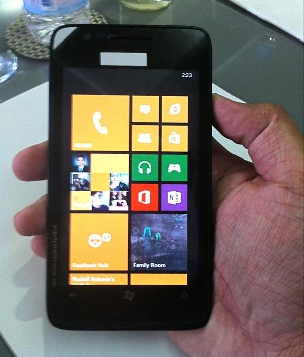 Nokia'nın geniş ekranlı bir Windows Phone 8 prototipine ait görüntüler sızdı