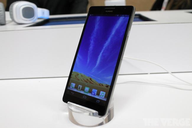 CES 2013: Huawei, 6.1-inç ekranlı akıllı telefon-tablet melezi Ascend Mate'i tanıttı