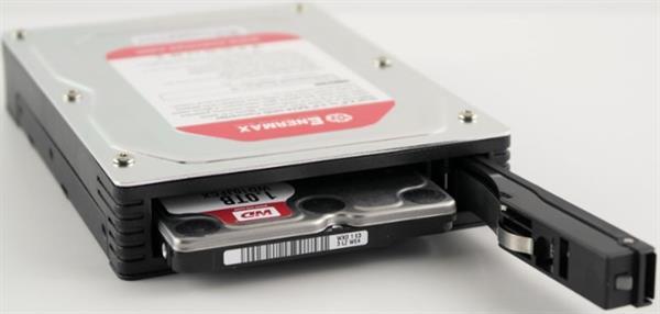 2.5 inç sabit disklerinizi 3.5 inçe dönüştüren Enermax EMK3104'e göz atıyoruz