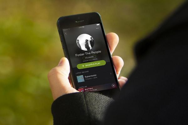 Plak şirketleri ücretsiz Spotify üyeliğinden rahatsız