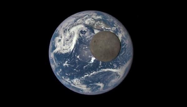 NASA Ay'ın karanlık yüzünü gösteren bir video yayınladı