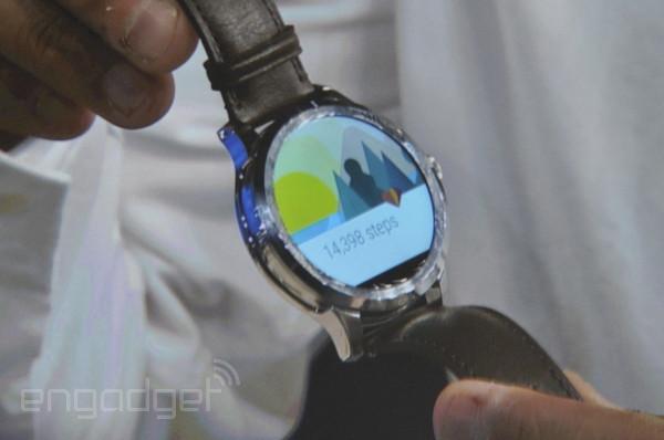 Fossil ve Intel ilk akıllı saatini görücüye çıkardı
