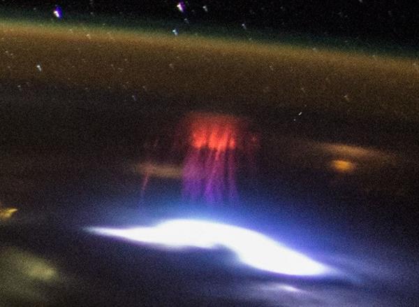 Uluslararası Uzay İstasyonu kırmızı sprite görüntülemeyi başardı