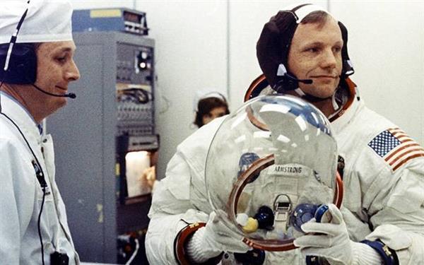 Neil Armstrong'un uzay giysisini onarmak için 720 bin dolar toplandı