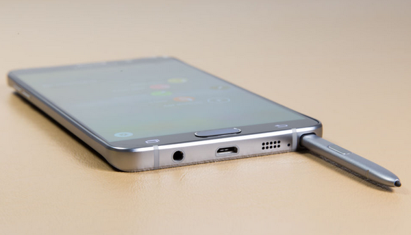 Samsung Galaxy Note 5'te ekran kalemini ters sokmak cihaza kalıcı zarar verebiliyor