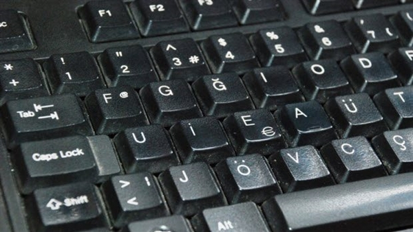 f klavyenin tum tuslari turkce