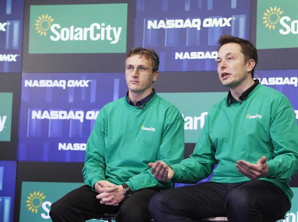 Elon Musk dünyanın en verimli çatı tipi güneş panelini tanıttı