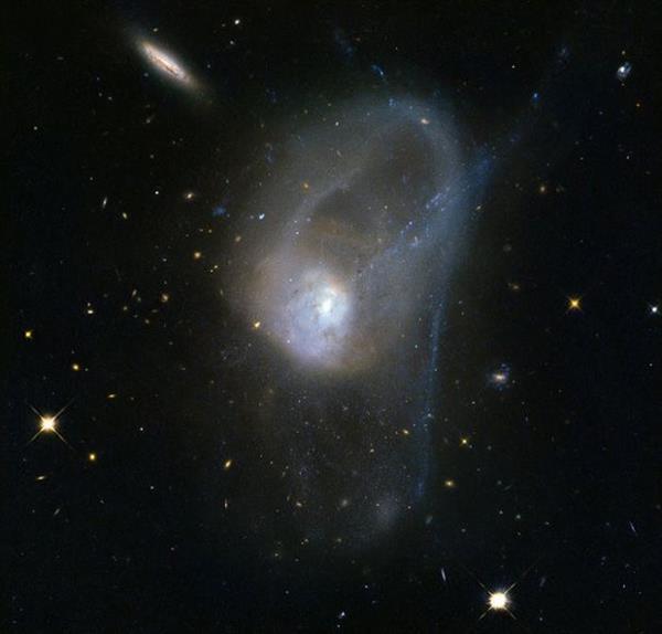 Hubble Uzay Teleskobu birleşen galaksileri görüntüledi