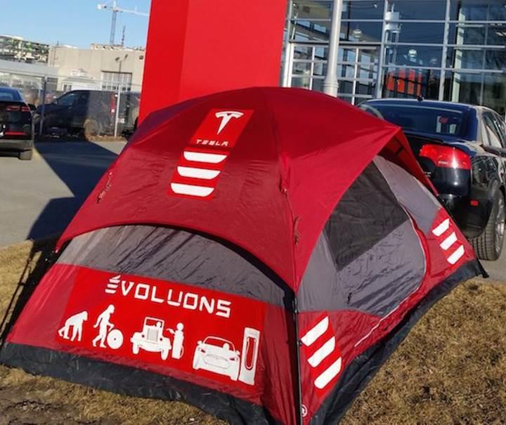 Tesla Model 3 için çadır kurup kamp yapmaya başladılar