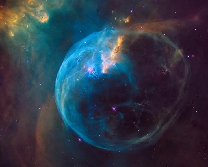 Hubble'dan inanılmaz fotoğraf: Yıldızlararası dev baloncuk