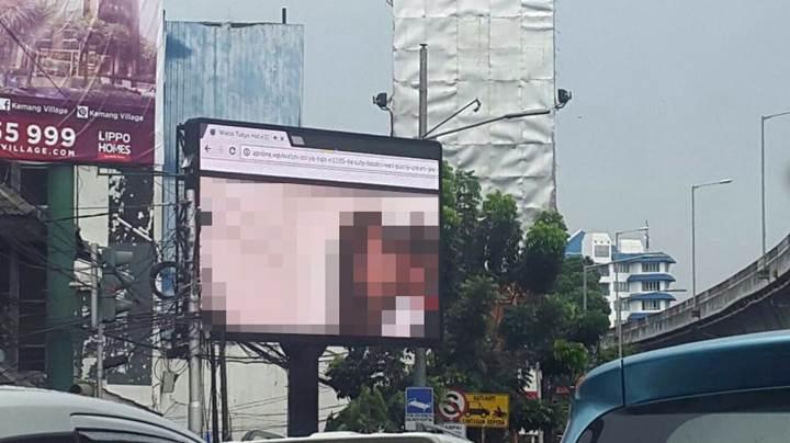Endonezya'da dijital reklam panosunda yetişkin içerikli video oynatan kişi yakalandı