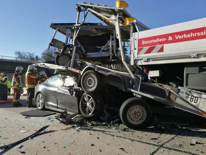 Tesla Model S sürücüsü kamyona çarptı, pert olan araçtan kendi başına çıkmayı başardı