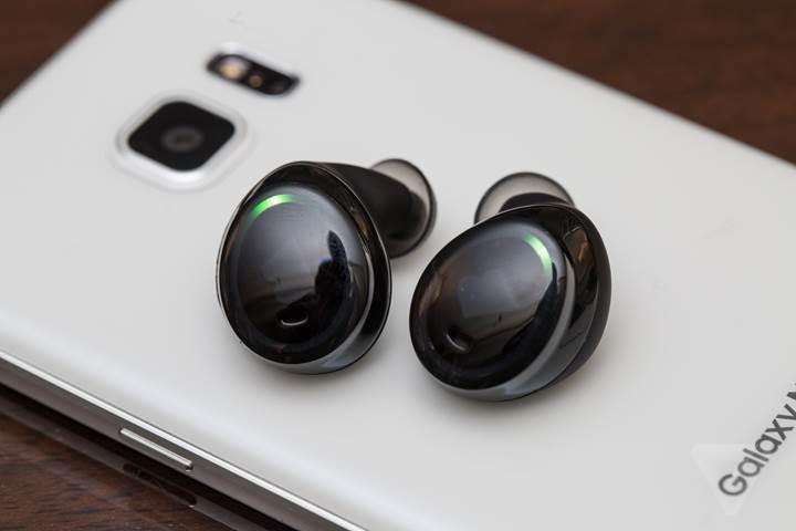 Samsung Galaxy S8 ile Apple AirPods benzeri kulaklık gelecek