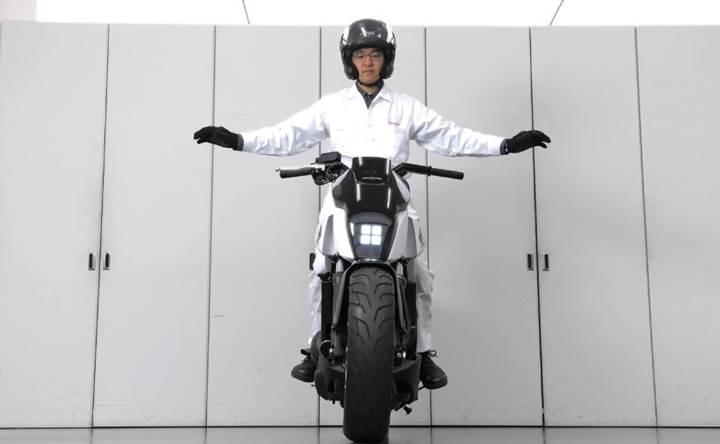 Honda'nın kendini dengeleyen yeni motosikleti iki tekerinin üzerinde durabiliyor